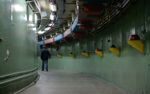 Chercheur marchant dans le tunnel de l’anneau de stockage du collisionneur VEP-4M à l’Institut de physique nucléaire G. Budker de Novossibirsk. - Sputnik Afrique