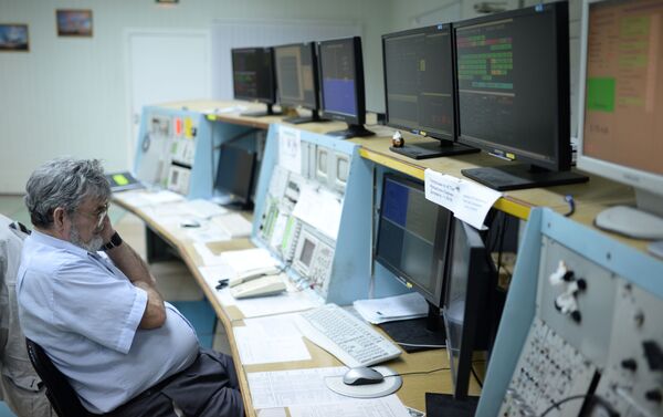 Chercheur au poste de commande du collisionneur VEP-4M à l’Institut de physique nucléaire G. Budker de Novossibirsk.  - Sputnik Afrique