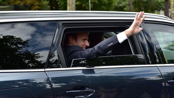 Emmanuel Macron arrive à la parade du 14 juillet 2017 à Paris (archive photo) - Sputnik Afrique