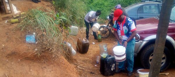 Des convoyeurs venus livrer du carburant dans des seaux au marché noir. - Sputnik Afrique
