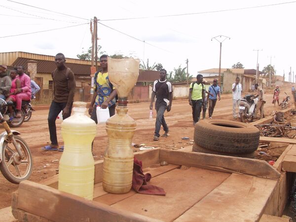 A Yaoundé, le trafic de zoua zoua est en «super» forme A Yaoundé, le trafic de zoua zoua est en «super» forme - Sputnik Afrique