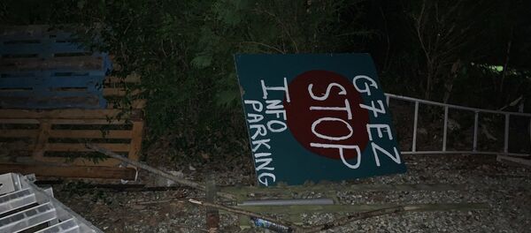 À la veille de l'ouverture du G7 à Biarritz, des anti-G7 se sont barricadés dans leur camp à Urrugne - Sputnik Afrique