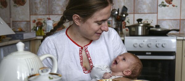 Mère allaitante - Sputnik Afrique