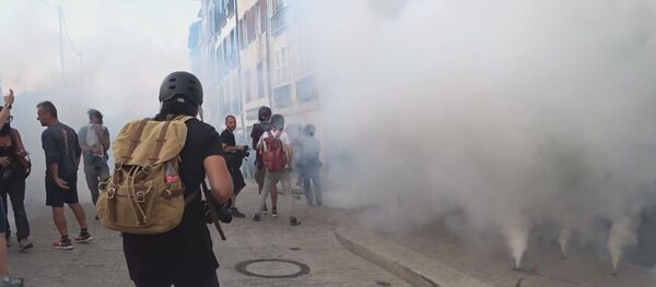 La police fait usage de gaz lacrymogène et de canons à eau contre des manifestants près de Biarritz, le 24 août 2019 - Sputnik Afrique