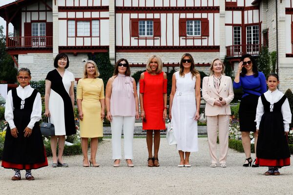 Guidées par Brigitte Macron, les premières dames du G7 en visite culturelle - photos - Sputnik Afrique