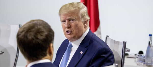 French President Emmanuel Macron, left, and President Donald Trump, right, participate in a G-7 Working Session on the Global Economy, Foreign Policy, and Security Affairs the G-7 summit in Biarritz, France - Sputnik Afrique