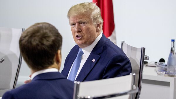 French President Emmanuel Macron, left, and President Donald Trump, right, participate in a G-7 Working Session on the Global Economy, Foreign Policy, and Security Affairs the G-7 summit in Biarritz, France - Sputnik Afrique
