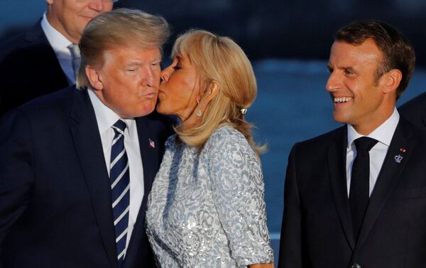 L'échange de bises entre Donald Trump et Brigitte Macron lors d'une séance de photo au G7 à Biarritz - Sputnik Afrique
