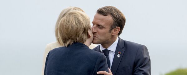 French President Emmanuel Macron, right, greets German Chancellor Angela Merkel at the G-7 summit before a dinner at the Lighthouse of Biarritz, France, Saturday, Aug. 24, 2019. (AP Photo/Andrew Harnik) French President Emmanuel Macron, right, greets German Chancellor Angela Merkel at the G-7 summit before a dinner at the Lighthouse of Biarritz, France, Saturday, Aug. 24, 2019. (AP Photo/Andrew Harnik) - Sputnik Afrique