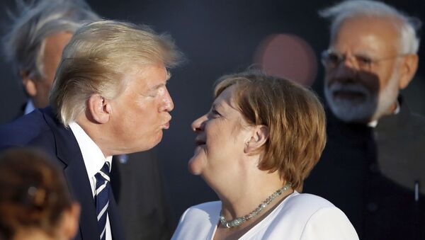 La bise de Donald Trump à Angela Merkel lors d'une séance de photo au G7 à Biarritz - Sputnik Afrique