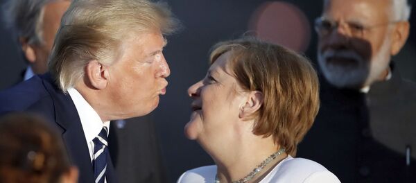 La bise de Donald Trump à Angela Merkel lors d'une séance de photo au G7 à Biarritz - Sputnik Afrique