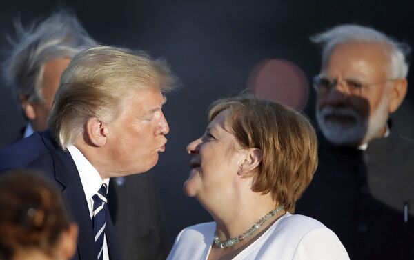La bise de Donald Trump à Angela Merkel lors d'une séance de photo au G7 à Biarritz - Sputnik Afrique