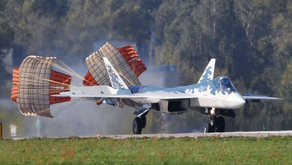 Un chasseur multirôle Su-57 atterrit sur l'aérodrome de Joukovski - Sputnik Afrique