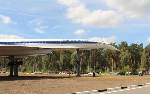 Le Tu-144 restauré installé près d’un rond-point à l’entrée de Joukovski - Sputnik Afrique