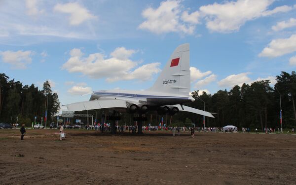 Les habitants de la ville de Joukovski sont venus célebrer l'inauguration du Tu-144 restauré - Sputnik Afrique