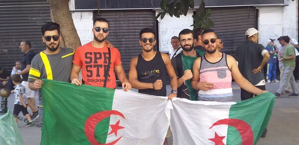 Sept mois plus tard, les Algériens toujours mobilisés, en chanson, contre le pouvoir Sept mois plus tard, les Algériens toujours mobilisés, en chanson, contre le pouvoir - Sputnik Afrique