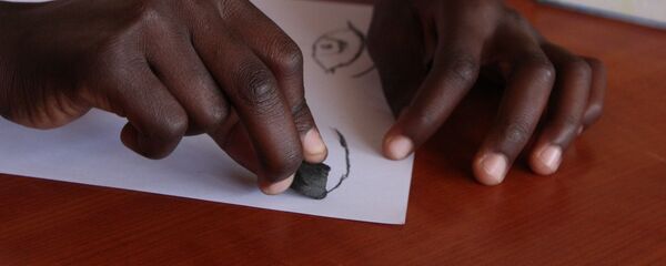 Mains d'un enfant - Sputnik Afrique