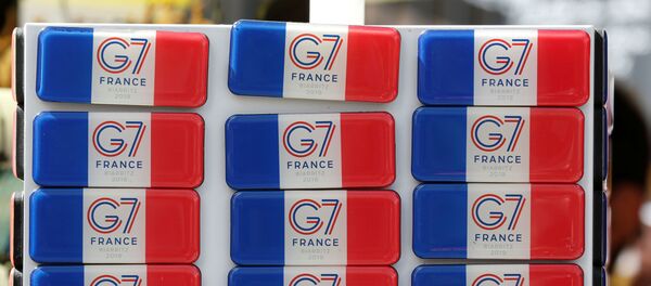 Souvenir magnets of G7 summit are displayed for sale in a shop ahead of the G7 summit in Biarritz, France - Sputnik Afrique
