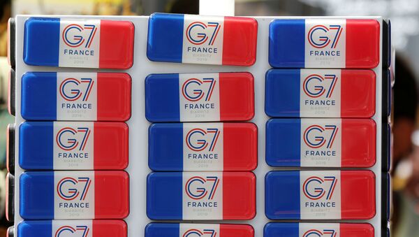 Souvenir magnets of G7 summit are displayed for sale in a shop ahead of the G7 summit in Biarritz, France - Sputnik Afrique