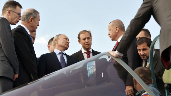 Les Présidents Poutine et Erdogan visitent un Su-57 au Salon MAKS-2019 - Sputnik Afrique