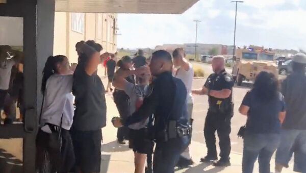 People are evacuated from Cinergy Odessa cinema following a shooting in Odessa, Texas, U.S. in this still image taken from a social media video August 31, 2019. - Sputnik Afrique