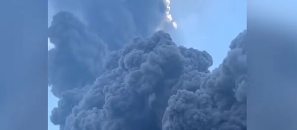 Un navire fuit un «tsunami» de cendres causé par l'éruption du volcan Stromboli - Sputnik Afrique