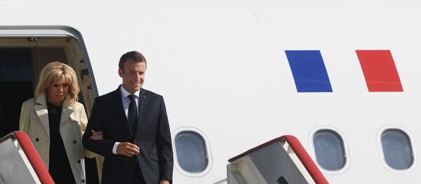 Emmanuel et Brigitte Macron lors de leur visite à Saint-Pétersbourg en mai 2018. Archive Emmanuel et Brigitte Macron lors de leur visite à Saint-Pétersbourg en mai 2018. Archive - Sputnik Afrique
