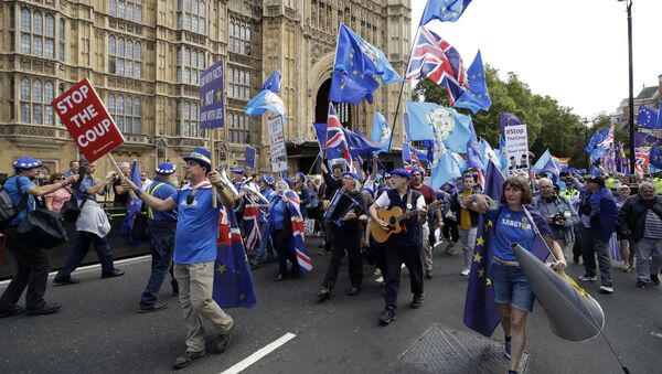 Members of a pro-EU band perform as they protest outside the Houses of Parliament in London, Tuesday, Sept. 3, 2019 - Sputnik Afrique