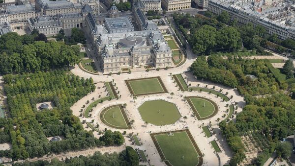 A picture taken on July 14, 2017, in Paris, shows an aerial view of the Senate, the  Luxembourg Palace and the Luxembourg Garden. (Photo by JEAN-SEBASTIEN EVRARD / AFP) - Sputnik Afrique