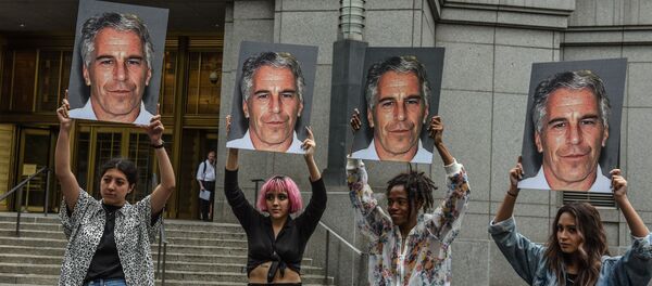In this file photo taken on July 8, 2019, a protest group called Hot Mess hold up photos of Jeffrey Epstein in front of the Federal courthouse on July 8, 2019 in New York City. - Sputnik Afrique