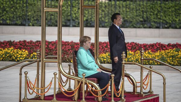 Chinese Premier Li Keqiang, right, and German Chancellor Angela Merkel listen to their countries national anthems during a welcome ceremony at the Great Hall of the People in Beijing Friday, Sept. 6,  2019 - Sputnik Afrique