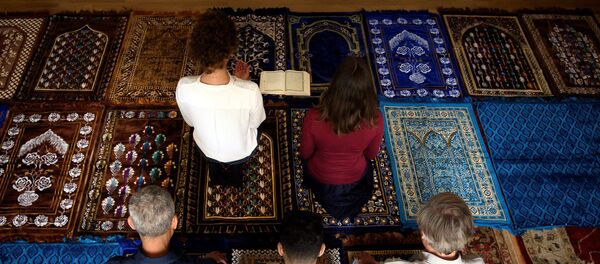 Deux femmes imames dirigent une prière, cérémonie inédite en France - Sputnik Afrique