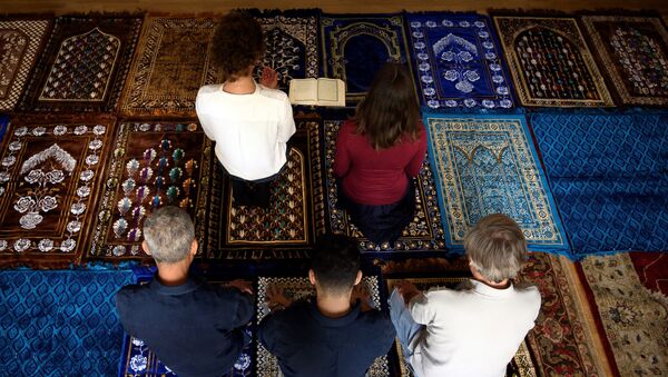 Deux femmes imames dirigent une prière, cérémonie inédite en France - Sputnik Afrique