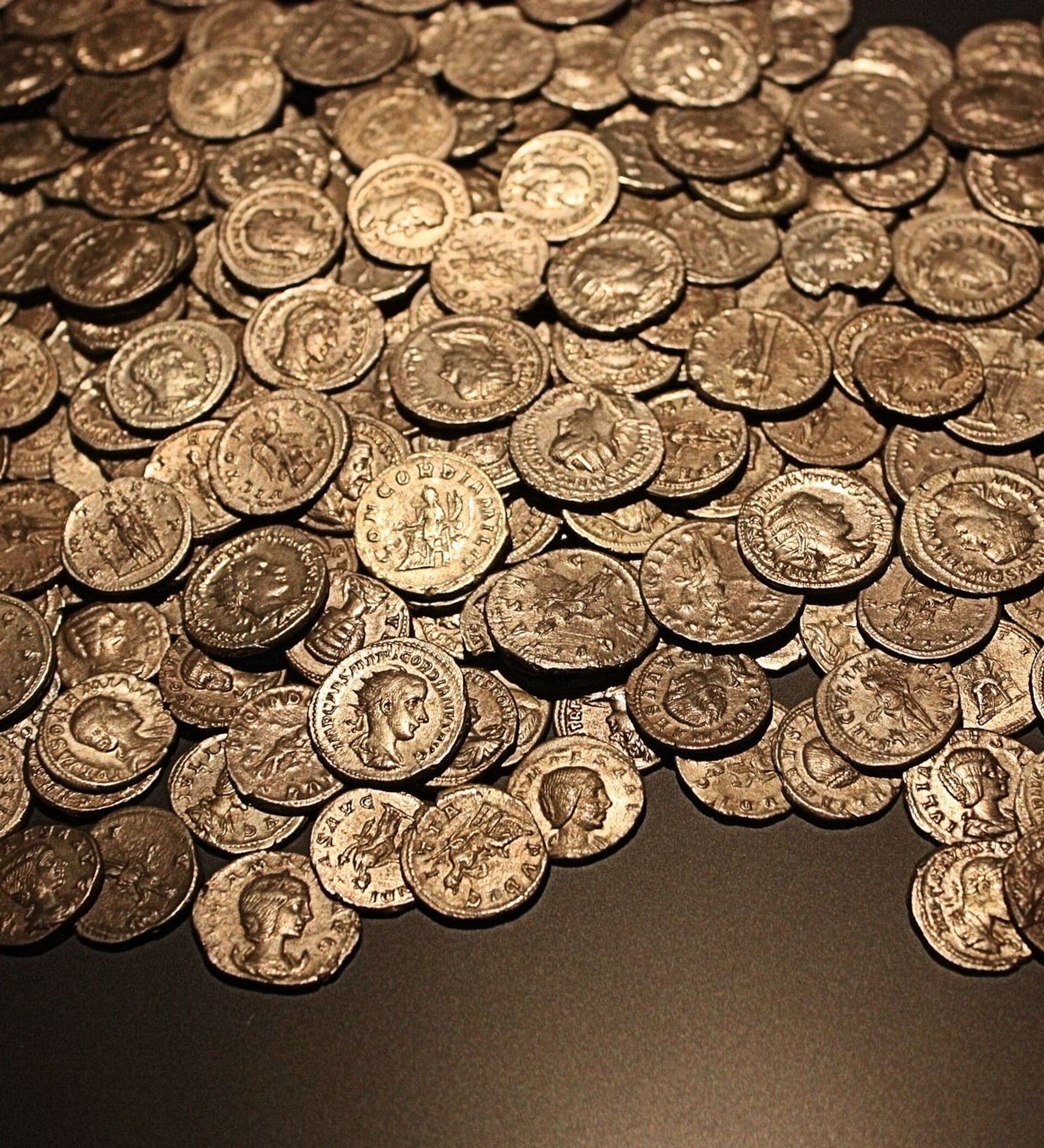 Un Mayennais pêche à l'aimant un trésor de 700 pièces de monnaie