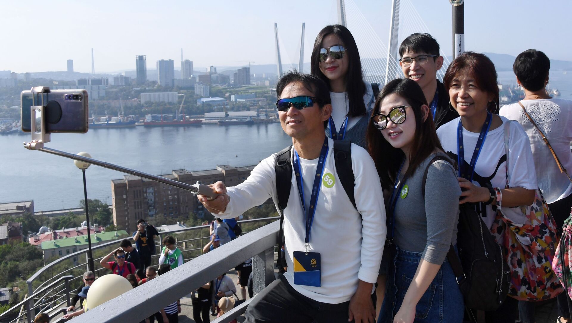 Японцы и европейцы. Туристы в Японии. Япония туризм. Китайские туристы. Корейцы туристы.