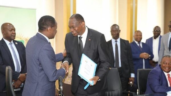 Sangafowa Coulibaly a passé la main lundi au nouveau membre du gouvernement, fraîchement nommé à la tête du Département de la Promotion de la riziculture, Gaoussou Touré - Sputnik Afrique