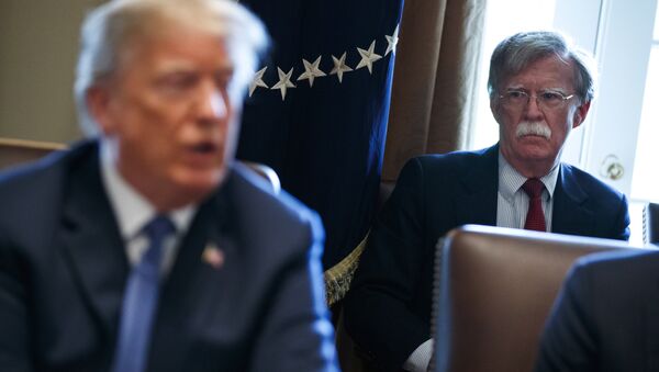 John Bolton écoute le discours de Donald Trump à une réunion à la Maison-Blanche - Sputnik Afrique