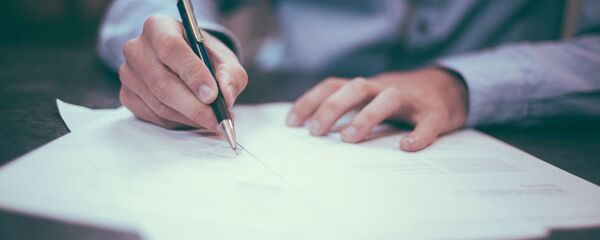 Signature d'un document - Sputnik Afrique