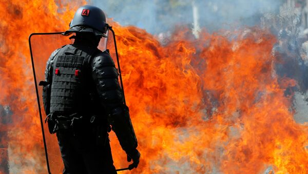 A molotov cocktail explodes in front of a French gendarme during a demonstration on Act 44 (the 44th consecutive national protest on Saturday) of the yellow vests movement in Nantes - Sputnik Afrique