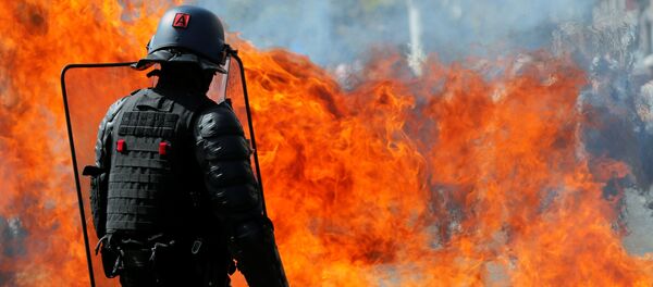 A molotov cocktail explodes in front of a French gendarme during a demonstration on Act 44 (the 44th consecutive national protest on Saturday) of the yellow vests movement in Nantes - Sputnik Afrique