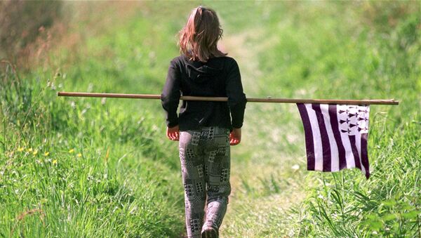 Une jeune fille porte un drapeau breton - Sputnik Afrique
