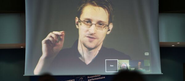 Бывший сотрудник ЦРУ Эвард Сноуден во время видеосвязи из России - Sputnik Afrique