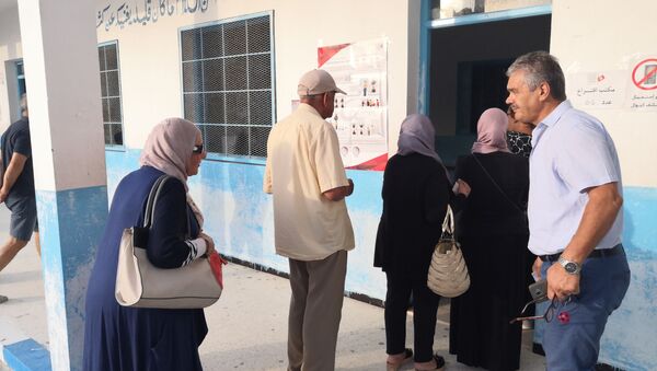 Des électeurs dans un centre de vote à la Marsa, au Nord de Tunis - Sputnik Afrique