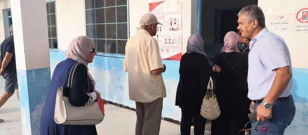 Des électeurs dans un centre de vote à la Marsa, au Nord de Tunis - Sputnik Afrique