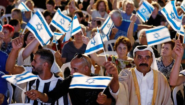 Supporters wave flags during an election campaign event of Benny Gantz, leader of Blue and White party, in Kfar Ahim, Israel, September 16, 2019.  - Sputnik Afrique