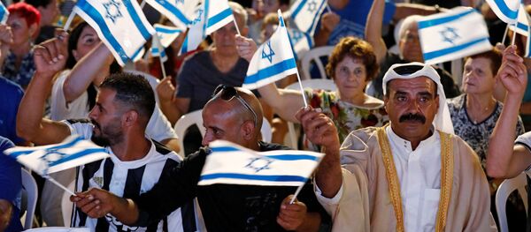 Supporters wave flags during an election campaign event of Benny Gantz, leader of Blue and White party, in Kfar Ahim, Israel, September 16, 2019.  - Sputnik Afrique