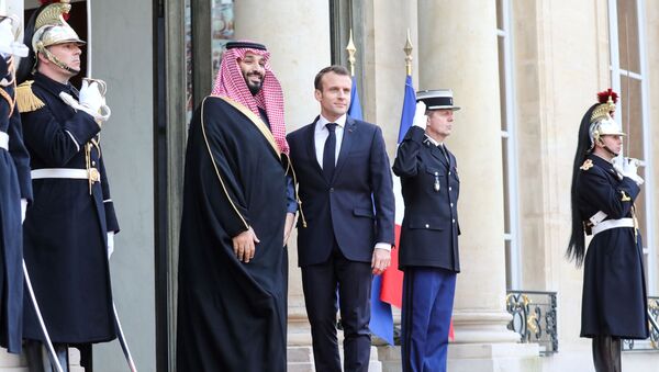 French President Emmanuel Macron (R) welcomes Saudi Arabia's crown prince Mohammed bin Salman - Sputnik Afrique