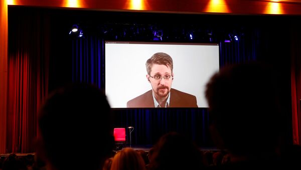 Edward Snowden lors d'une vidéoconférence à Berlin à l’occasion de la sortie de son livre - Sputnik Afrique