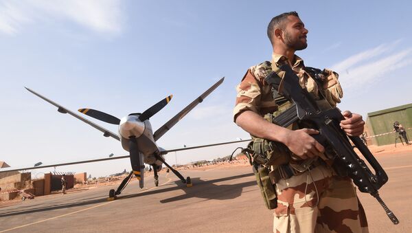 Un soldat français près d’une base militaire à Niamey, au Niger - Sputnik Afrique