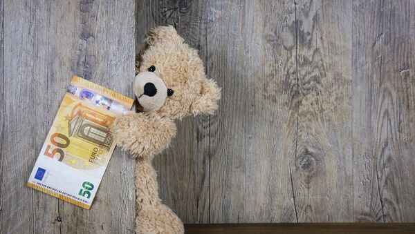 Un ours en peluche avec un billet de 50 euros (image d'illustration) - Sputnik Afrique